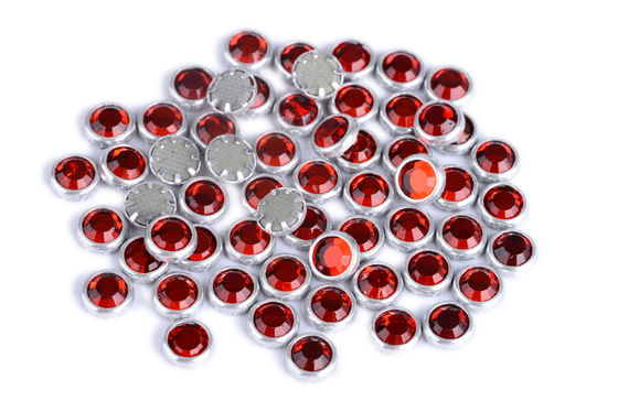Exactitude bordée lâche ronde de couleur vive de fausses pierres de Flatback avec des facettes Shinning