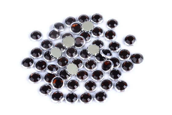 De fausses pierres bordée par couleur faite sur commande bonne Stickness exactitude de couleur vive de Flatback