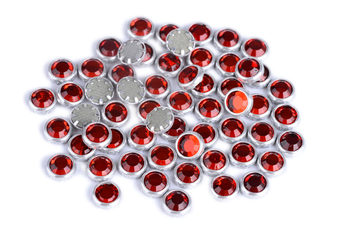 Exactitude bordée lâche ronde de couleur vive de fausses pierres de Flatback avec des facettes Shinning